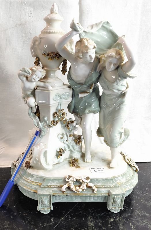 Lote anterior: Capodimonte Porcelana con Ángelito y Manta