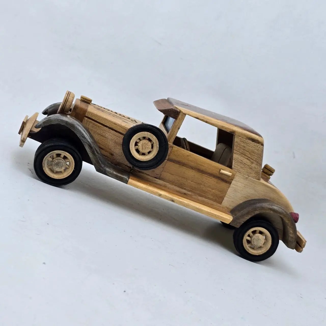 Réplica Artesanal Ford Modelo A 1929 en Madera