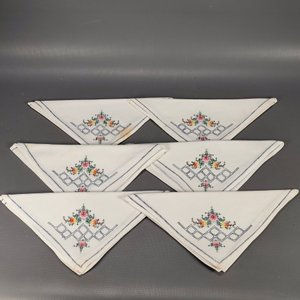 Seis Servilletas Blancas con Diseño Bordado Floral y Marco Azul - imagen 2