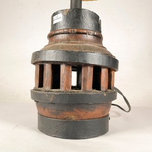 Lámpara de Mesa Rústica de Hierro y Madera (Masa de Carreta) - imagen 2