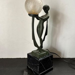 Lote anterior: Velador Art Decó con Figura de Mujer y Tulipa