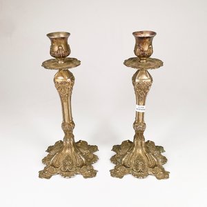 Par de Candelabros Labrados de Metal Blanco, 30 cm de Altura - imagen 2