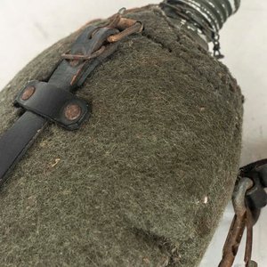 Cantimplora Militar de Metal con Jarrito y Correa de Cuero - imagen 2