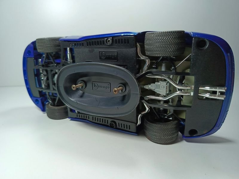 Coche de colección a escala 1/18 de la marca Burago, modelo Viper GTS - imagen 5
