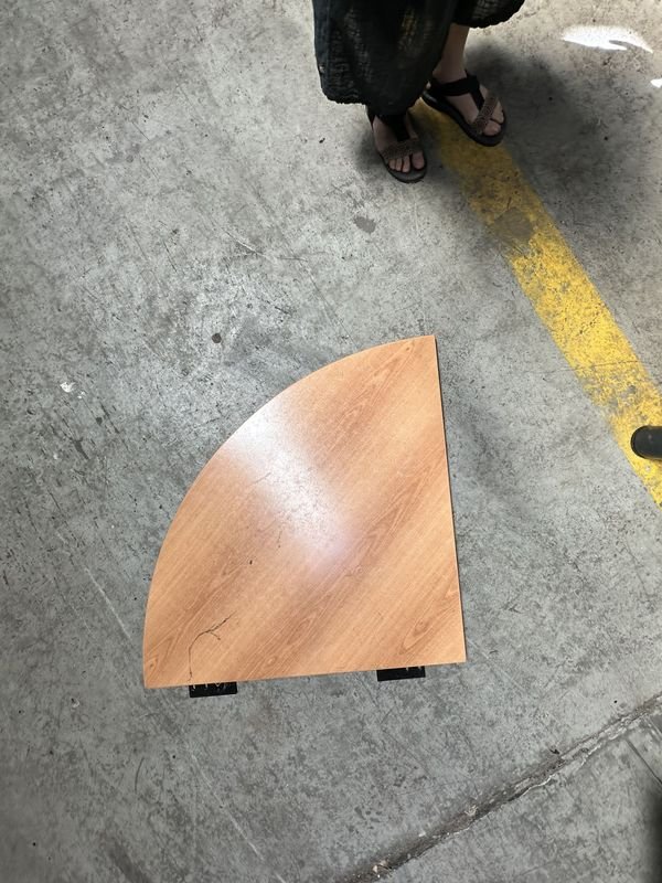 Lote siguiente: Esquina de escritorio de madera con soporte metálico