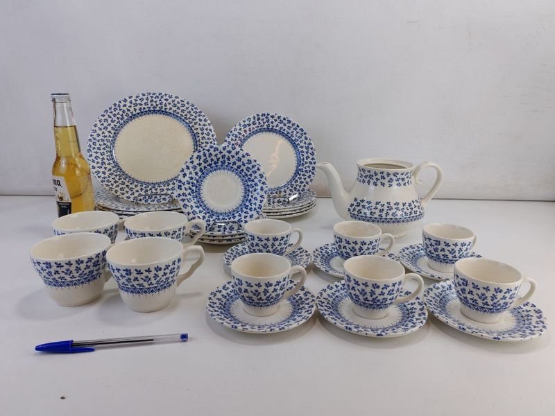 Vajilla Azul y Blanca: Un Conjunto de Piezas Decorativas - imagen 2