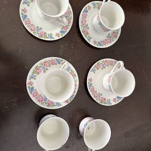Lote siguiente: Juego de 6 Tazas y Platos de Porcelana China con Diseño Floral