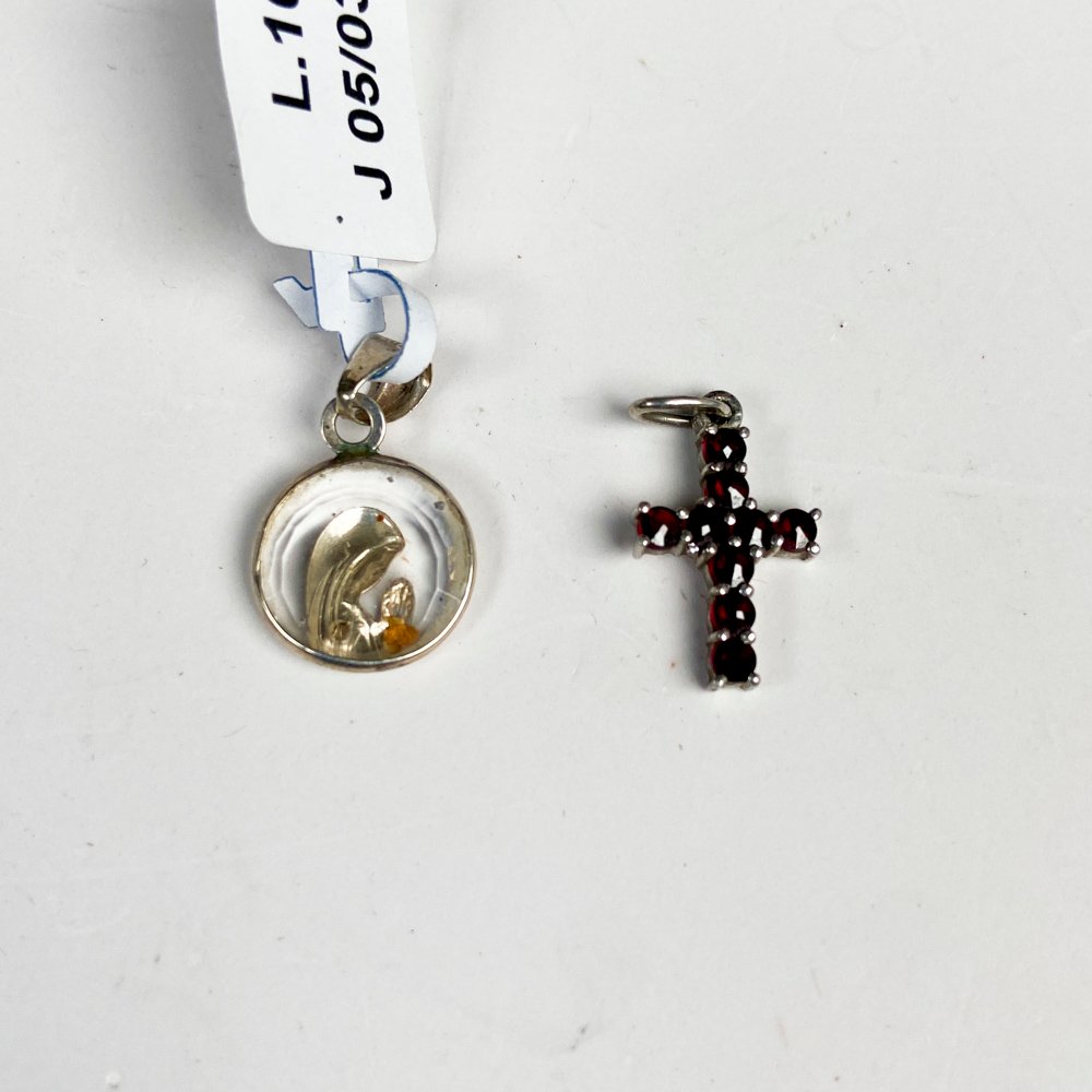 Lote anterior: Cruz religiosa con colgante de plata