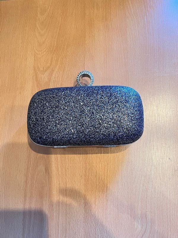 Cartera clutch rígida brillante negra - imagen 2