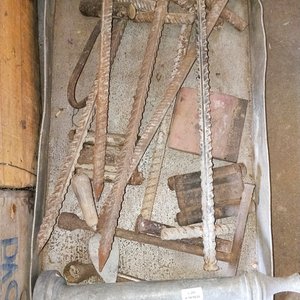 Caja de Chapa con Herramientas Varias y Elementos de Metal - imagen 2
