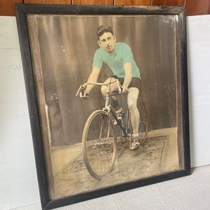 Lote siguiente: Cuadro Vintage de Ciclista en Bicicleta Clásica, Estilo Fotografía Gigante