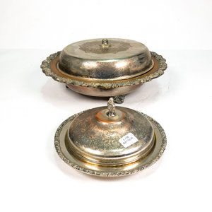 Lote anterior: Dos Centros de Mesa Metálicos con Tapa Estilo Vintage