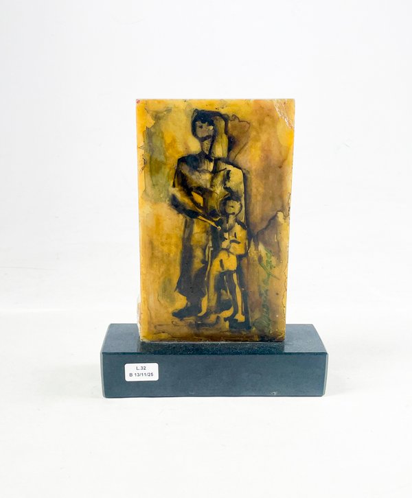 Escultura en mármol de personajes