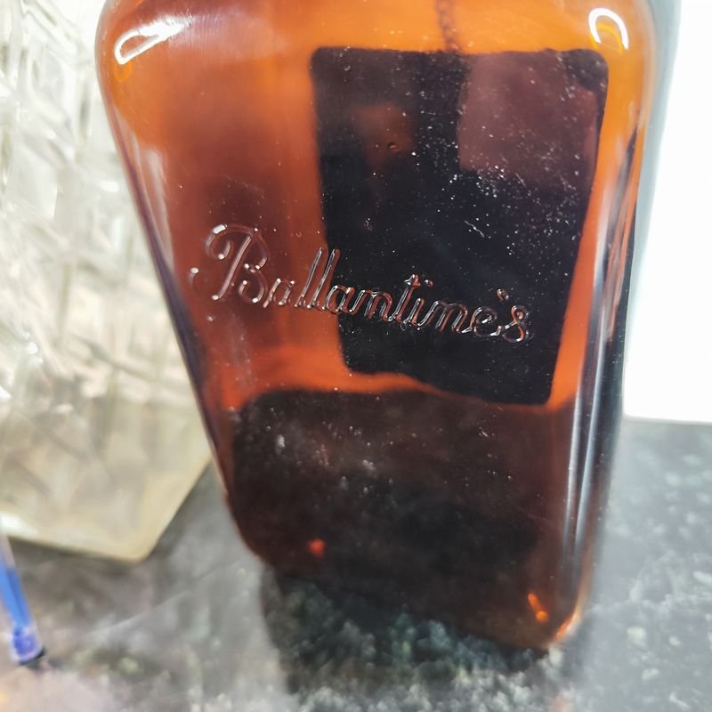 Botellas de whisky Ballantines en color ámbar con tapón de bronce y cadena - imagen 3