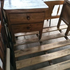 Juego de Cama con Dos Mesas de Luz de Madera - imagen 2