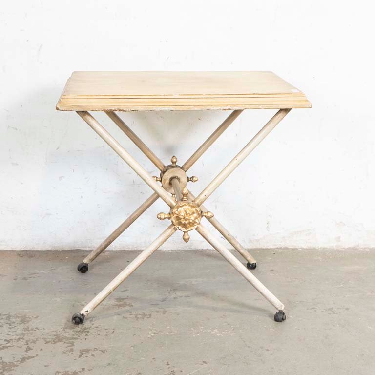 Mesa Auxiliar Plegable Metálica con Aplique Dorado y Ruedas
