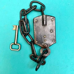 Antiguo candado de estancia con cadena integrada. Con llave. Funcionando. Sellado con el logo de un perro ovejero apoyado en un candado. - imagen 4