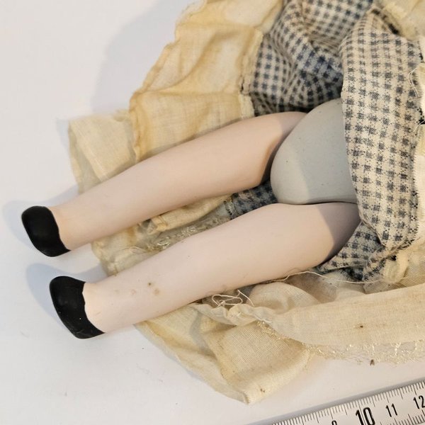 Muñeca de porcelana con sombrero y vestido - imagen 3