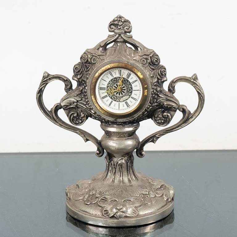 Lote siguiente: Reloj de metal labrado con diseño elegante