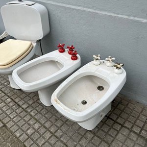 Lote de 4 Inodoros y 2 Bidets Blancos con Grifería - imagen 6
