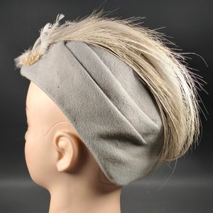Antiguo Tocado de Dama en Fieltro Gris con Plumas - imagen 7