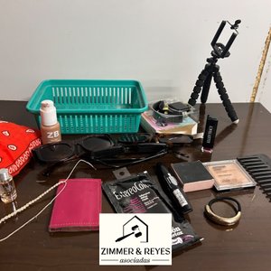 Lote siguiente: Lote de Maquillaje, Lentes de Sol, Organizador y Accesorios Varios