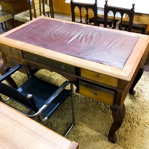 Escritorio Antiguo de Madera con Tapa de Cuero y Cajones - imagen 3