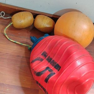 Lote de 3 Boyas de Pesca Variadas: Roja con '69', Naranja y Amarillas - imagen 2