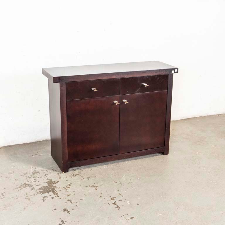 Lote siguiente: Aparador con dos cajones y dos puertas de madera