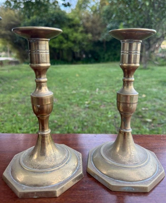 2 candelabros en aleacion de zinc y 2 en bronce