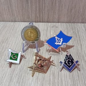 Lote siguiente: Lote de 4 Broches y 1 Medalla Masónica en Metal y Esmalte