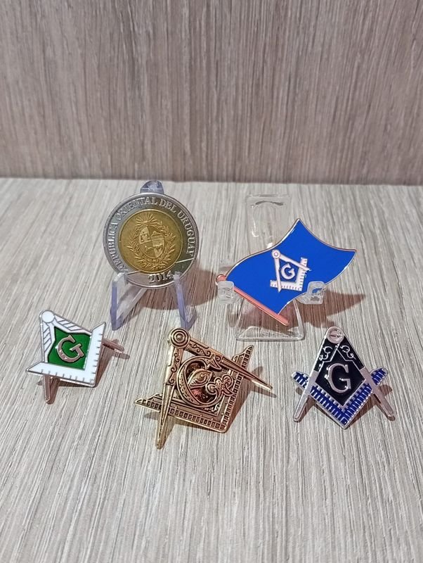 Lote de 4 Broches y 1 Medalla Masónica en Metal y Esmalte