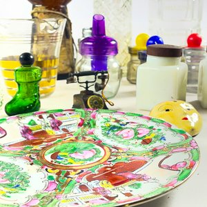 Lote de Objetos Decorativos: Sacapuntas, Botella Ámbar, Plato Cantonés y Hielera - imagen 3