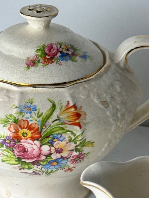 Servicio de té en loza inglesa con decoración floral - imagen 9