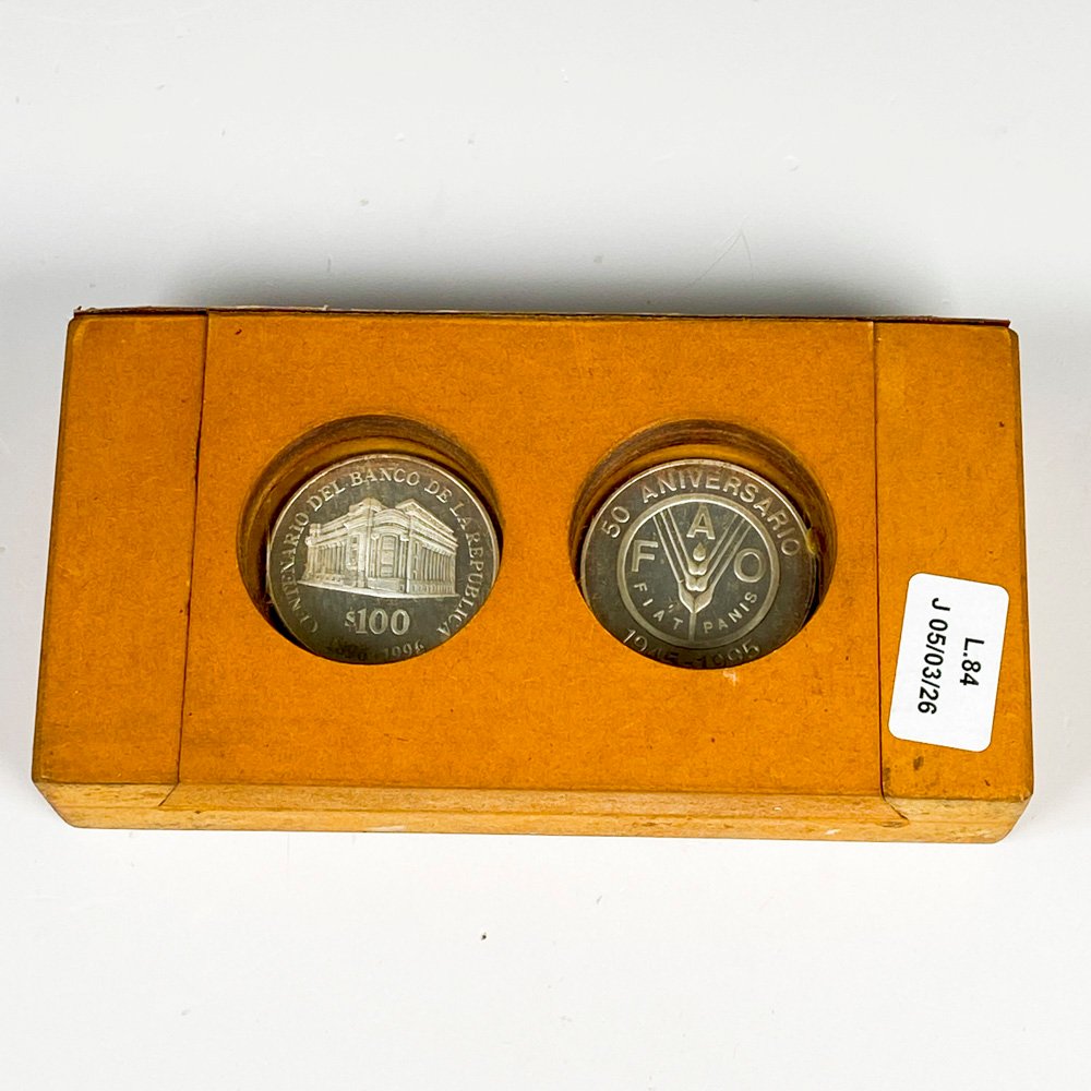 Lote anterior: Monedas de plata con escritura y detalles
