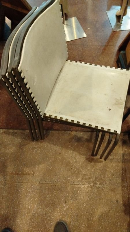 Lote siguiente: Sillas de Plástico con Base Hierro para Oficina
