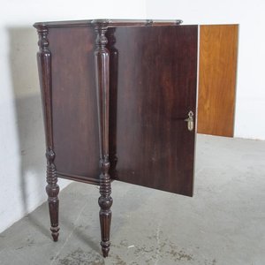 Bargueño Inglés de Madera Oscura con Interior Espejado y Estantes de Vidrio - imagen 3