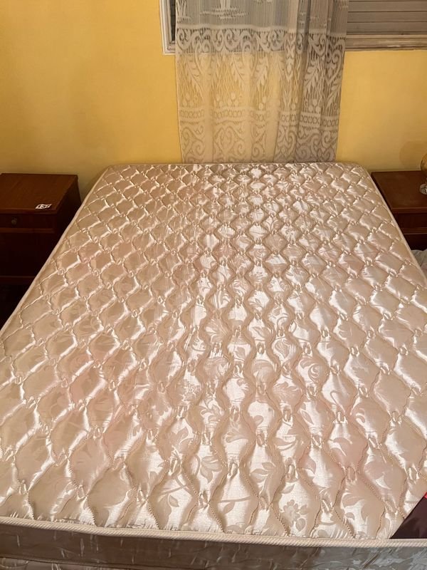 SOMMIER DE 2 PLAZAS - MESA DE NOCHE Y CURTINA