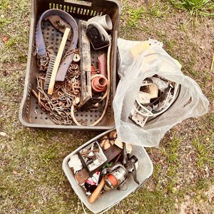 Lote siguiente: Cajón con Varios Artículos de Metal y Plástico