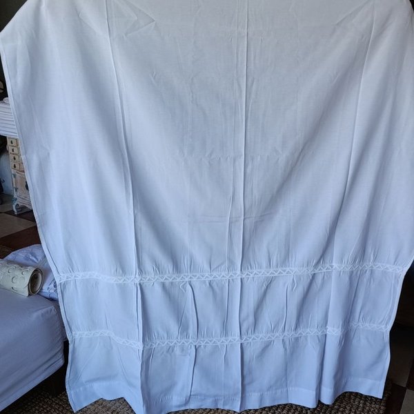Cortinas de tela blanca con puntilla y patrón de rayas - imagen 2