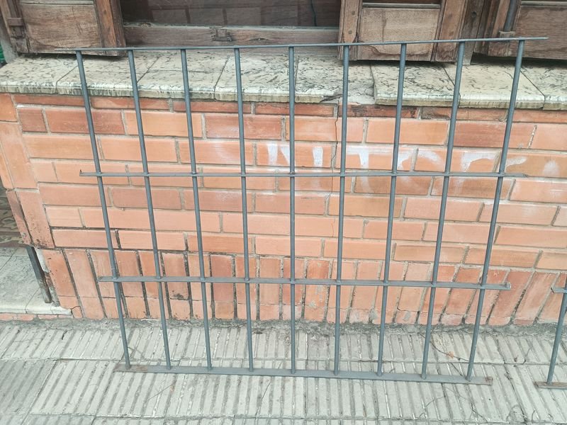 Rejas de metal y ladrillos para construcción - imagen 2