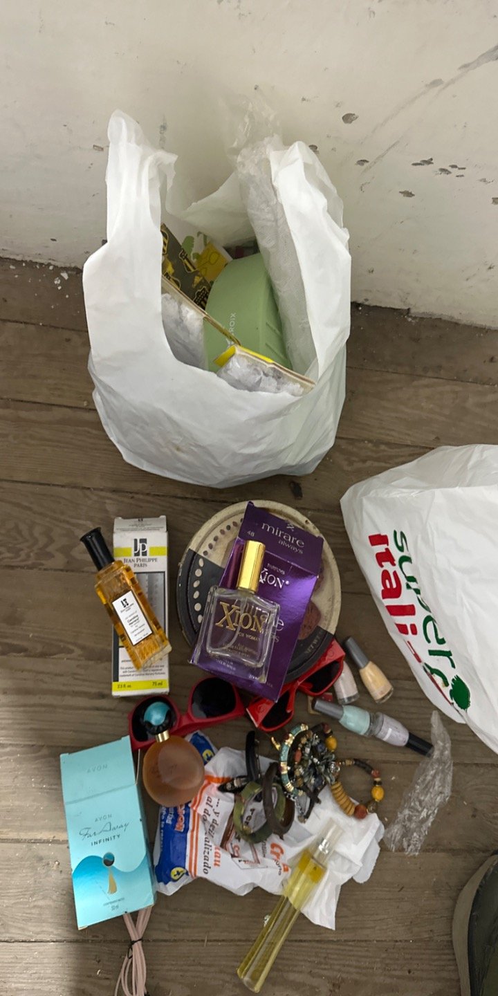 Lote de Bijouterie, Esmaltes y Perfumes
