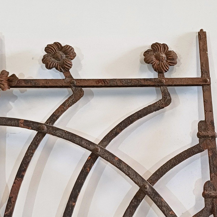 Puerta antigua de hierro con diseño curvo - imagen 9