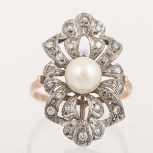 Lote siguiente: Anillo de Oro 18k con Perla Central y Detalles de Brillantes