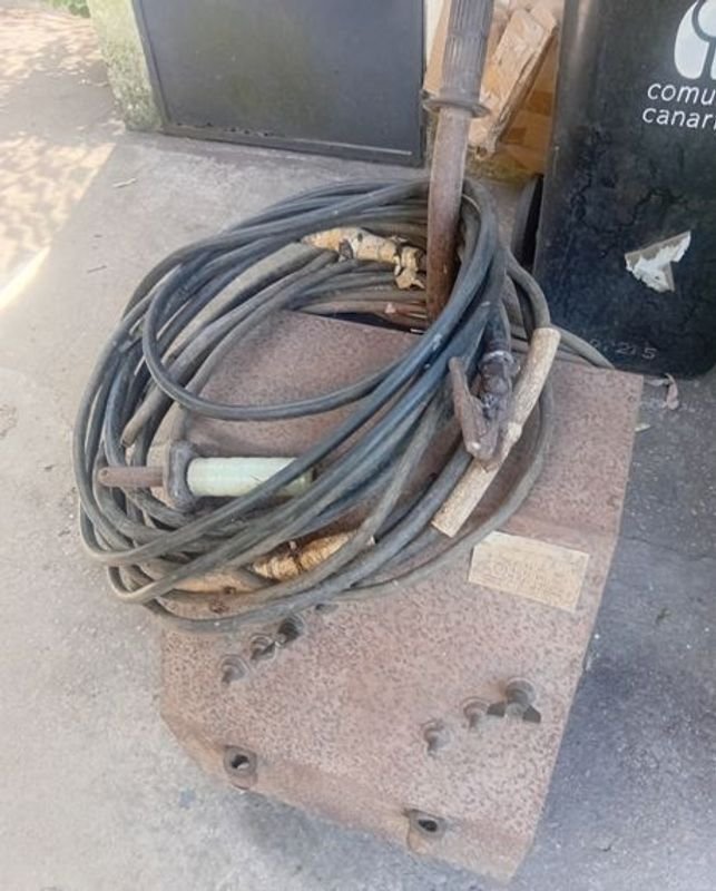 Lote siguiente: Equipo de Soldadura Eléctrica con Chicotes y Pinzas