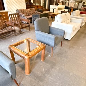 Sillón Individual Gris con Patas de Madera y Mesa Ratona - imagen 2