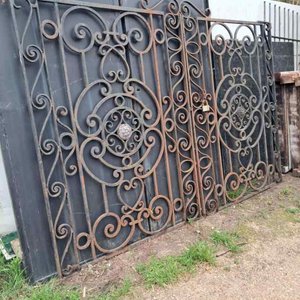 Lote siguiente: Portones de Hierro Forjado con Diseño Ornamental