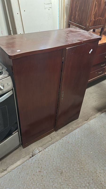 CABINETE DE MADERA CON ESTILO CLÁSICO - imagen 2