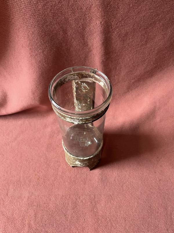 Antiguo frasco de vidrio y chapa de insumo médico para venta - imagen 2