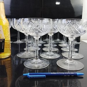 L 094 - Conjunto de copas de licor y de vino de vidrio tallado con diferentes motivos, ideales para vestir una mesa importante (Buen Estado) - imagen 11
